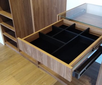 Выдвижной ящик для мелочей в шкафу фото