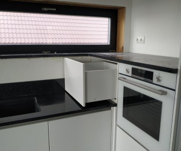 Широкая современная кухня на заказ