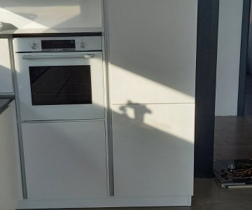 Удобная кухня с встроенной техникой фото