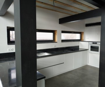 Широкая современная кухня на заказ