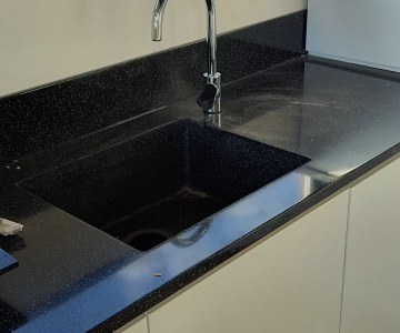 Кухня со столешницей из искусственного камня Tristone