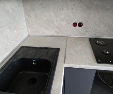 Встроенная мойка на кухне фото