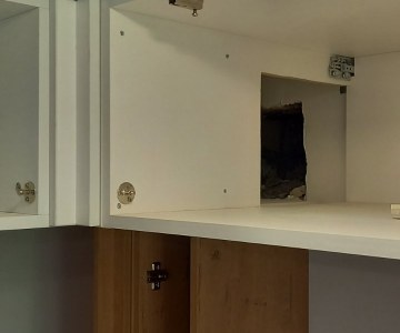 Полки в кухонном гарнитуре подогнаны идеально