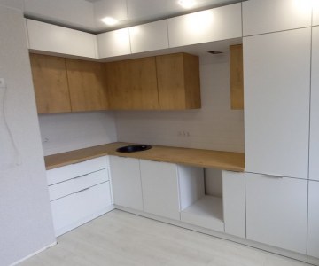 Белый кухонный гарнитур на заказ в Сновицах