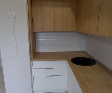 Большая угловая кухня с антресолью