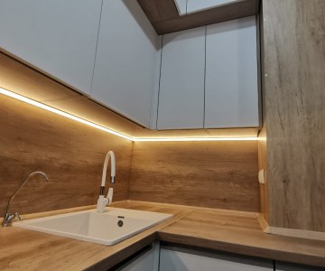 Кухонный гарнитур со стеновой панелью Egger