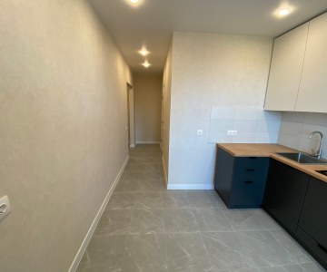 Белая кухня с фасадами без ручками