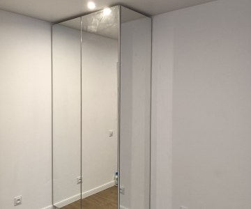 Полностью зеркальный шкаф на заказ