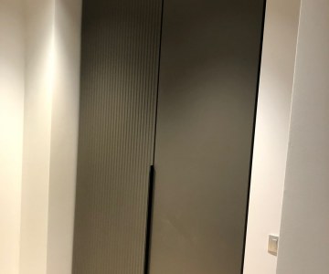 Встроенный современный шкаф