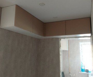 Шкафы кухни под потолком