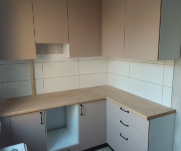 Очень компактный и удобный кухонный гарнитур 