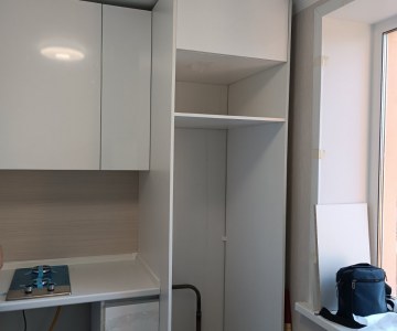 Кухонный гарнитур со шкафом для встроенного холодильника