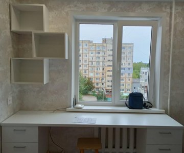 Письменный стол под окном на заказ