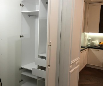 Шкаф из комплекта мебели для квартиры