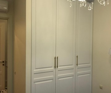 Шкаф с фрезеровкой и карнизом из комплекта мебели