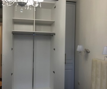 Шкаф с карнизом