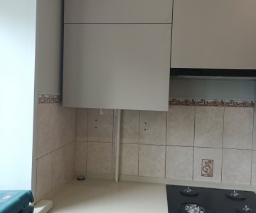 Современная кухня с доводчиками и каменной столешницей