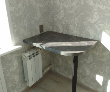 Столик в углу кухни