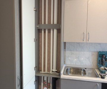 Специальный шкаф на кухне для коммуникации 