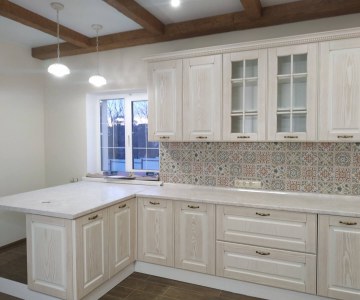 Кухня классика с фасадом из шпона фото