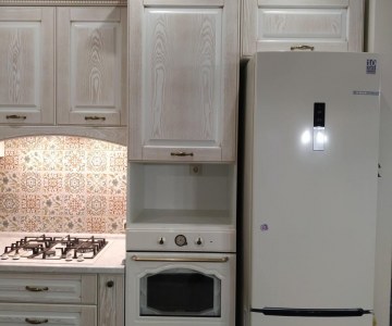 Белая шпонированная кухня фото