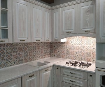 Кухня с фасадами из белого шпона фото