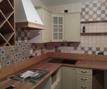 Уютная угловая кухня с бутылочницей фото