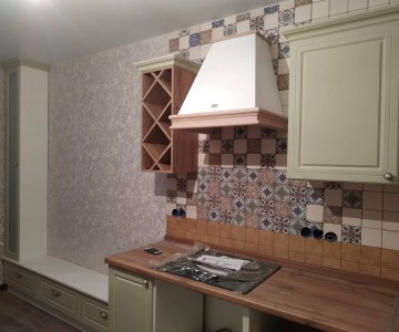 Небольшая угловая кухня с бутылочницей фото