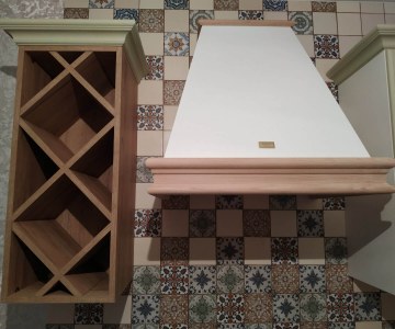 Вытяжка на кухне и бутылочница под вино фото