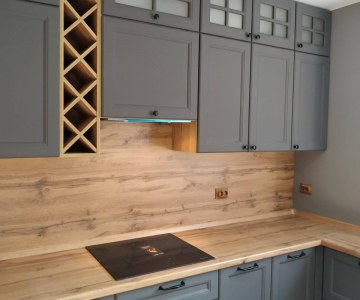 Кухня с фартуком под дерево фото