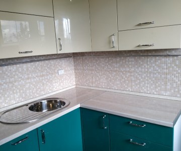 Кухня с эмалированными фасадами