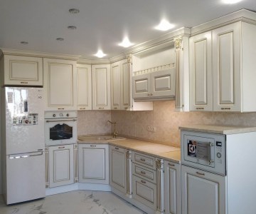 Белая кухня с патиной красное золото фото