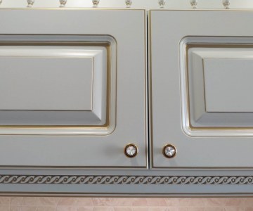 Фасады с фрезеровкой и патиной под золото фото