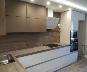 Кухня с фасадами без ручек фото