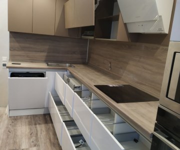 Кухня с выдвижными ящиками фото