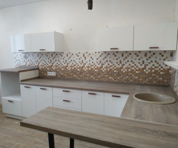 Белая глянцевая кухня