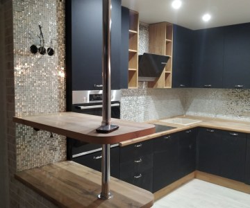 Дорогая солидная кухня 