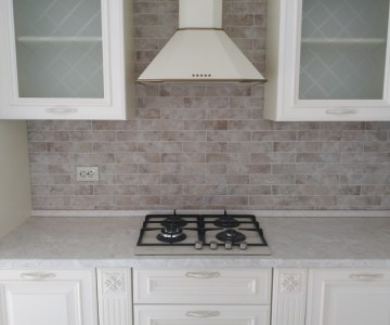 Белая кухня с фрезеровкой