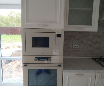 Белая кухня классика со сложной фрезеровкой фасадов