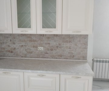 Белая кухня классика со сложной фрезеровкой фасадов