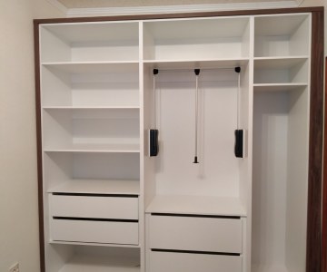 Белый большой распашной шкаф на заказ вид изнутри