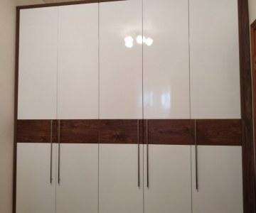 Белый большой распашной шкаф на заказ