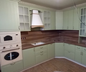 Кухонная мебель с карнизом
