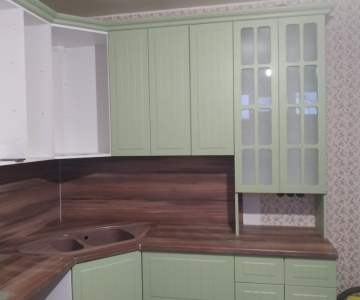 Угловая кухня со стеклом мателюкс фото