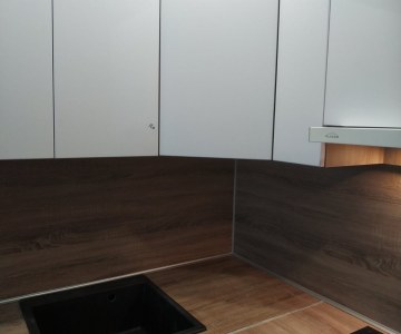 Кухня-студия с врезной ручкой фото