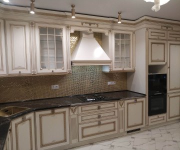 Белая классическая кухня от Владмебстрой фото