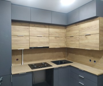 Кухня в сочетании дерева и графита фото