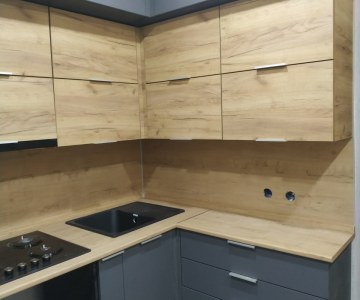 Угловая кухня в сочетании графита и дерева фото