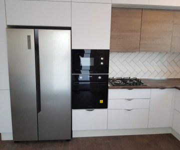 П-образная кухня с фасадами из МДФ светлого цвета фото