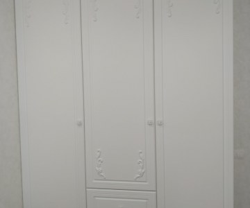 Распашной шкаф с лепниной на заказ Распашной шкаф с лепниной на заказ фото